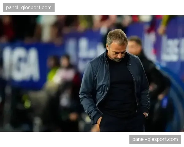 场边镜头：巴萨主帅对一次越位判罚表示极度不满，与第四官员激烈交流